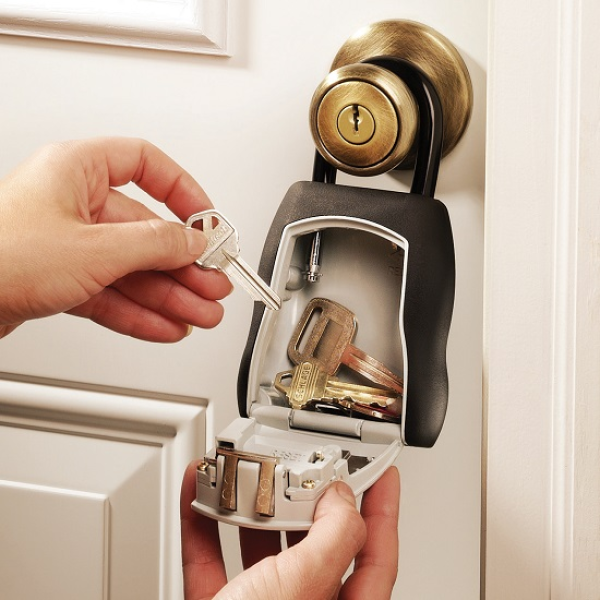 Kasetka na klucze z zamkiem szyfrowym i szeklą Master Lock 5400EURD
